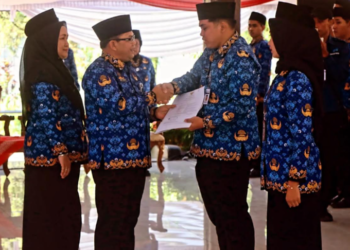 153 Pegawai di Lingkungan Pemkab Semarang Terima SK Pengangkatan PNS, Ini Pesan Bupati 25 Bupati Semarang Ngesti Nugraha secara simbolis menyerahkan SK pengangkatan kepada CPNS di Kabupaten Semarang. Foto : Dok Ist Diskominfo for Lingkar