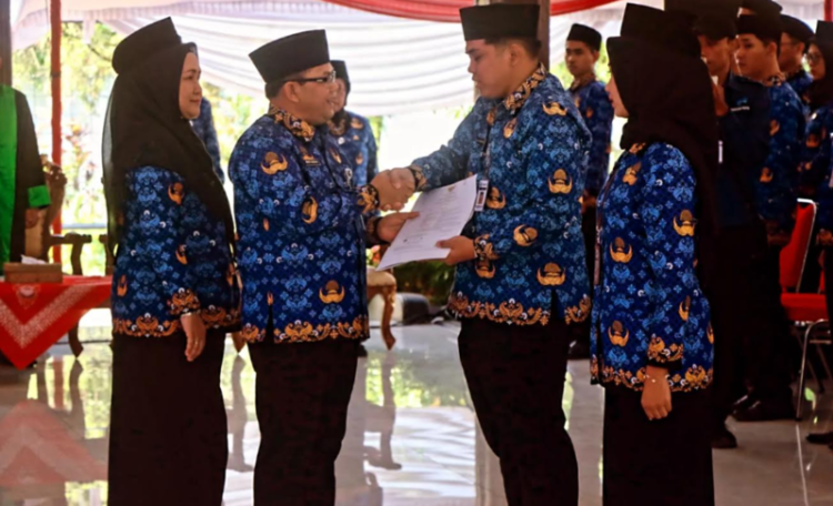 153 Pegawai di Lingkungan Pemkab Semarang Terima SK Pengangkatan PNS, Ini Pesan Bupati 25 Bupati Semarang Ngesti Nugraha secara simbolis menyerahkan SK pengangkatan kepada CPNS di Kabupaten Semarang. Foto : Dok Ist Diskominfo for Lingkar