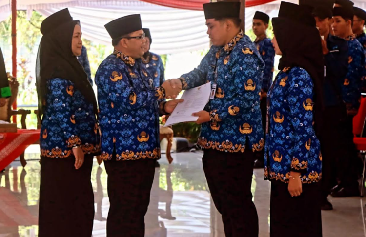 153 Pegawai di Lingkungan Pemkab Semarang Terima SK Pengangkatan PNS, Ini Pesan Bupati 25 Bupati Semarang Ngesti Nugraha secara simbolis menyerahkan SK pengangkatan kepada CPNS di Kabupaten Semarang. Foto : Dok Ist Diskominfo for Lingkar