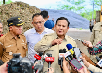 Presiden Prabowo Subianto memberikan keterangan pers usai meninjau Tempat Pengolahan Sampah Terpadu (TPST) Berwawasan Lingkungan dan Edukasi (BLE) di Kabupaten Banyumas, Jawa Tengah, pada Selasa, 28 April 2026. Foto: Dok. BPMI Setpres