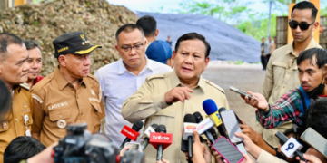 Presiden Prabowo Subianto memberikan keterangan pers usai meninjau Tempat Pengolahan Sampah Terpadu (TPST) Berwawasan Lingkungan dan Edukasi (BLE) di Kabupaten Banyumas, Jawa Tengah, pada Selasa, 28 April 2026. Foto: Dok. BPMI Setpres