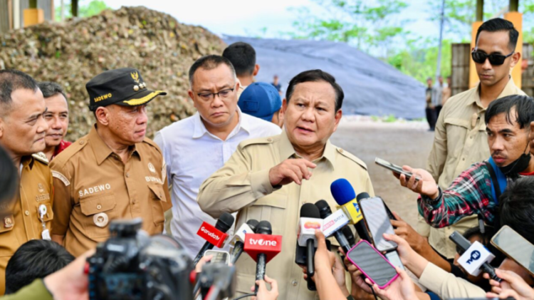 Presiden Prabowo Subianto memberikan keterangan pers usai meninjau Tempat Pengolahan Sampah Terpadu (TPST) Berwawasan Lingkungan dan Edukasi (BLE) di Kabupaten Banyumas, Jawa Tengah, pada Selasa, 28 April 2026. Foto: Dok. BPMI Setpres