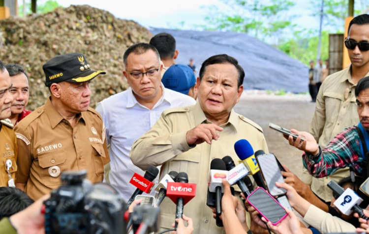 Presiden Prabowo Subianto memberikan keterangan pers usai meninjau Tempat Pengolahan Sampah Terpadu (TPST) Berwawasan Lingkungan dan Edukasi (BLE) di Kabupaten Banyumas, Jawa Tengah, pada Selasa, 28 April 2026. Foto: Dok. BPMI Setpres