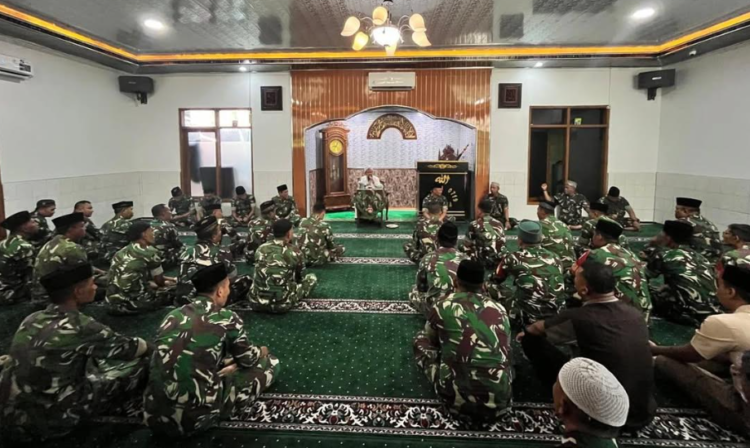 Prajurit Kodim Jepara saat mengikuti safari dakwah di Masjid Nurul Qodim di kompleks Makodim 0719/Jepara. Foto : Tomi Budianto/Lingkar