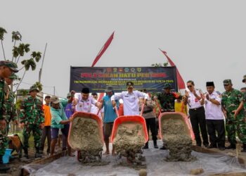 Sekda Jawa Tengah, Sumarno (tengah), saat mewakili Gubernur Jawa Tengah, Ahmad Luthfi, dalam pembukaan TMMD Reguler ke-128 dan Sengkuyung Tahap II di Desa Puro, Kecamatan Karangmalang, Kabupaten Sragen, Rabu, 22 April 2026. (Humas Pemprov Jateng/Lingkarjateng.id)