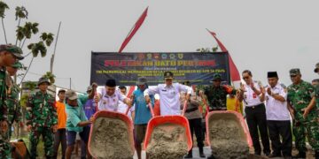 Sekda Jawa Tengah, Sumarno (tengah), saat mewakili Gubernur Jawa Tengah, Ahmad Luthfi, dalam pembukaan TMMD Reguler ke-128 dan Sengkuyung Tahap II di Desa Puro, Kecamatan Karangmalang, Kabupaten Sragen, Rabu, 22 April 2026. (Humas Pemprov Jateng/Lingkarjateng.id)