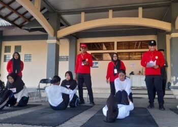 Para peserta seleksi pasukan pengibar bendera pusaka (Paskibraka) mengikuti tes kesemaptaan dan peraturan baris-berbaris di Stadion Utama Kendal, Selasa, 14 April 2026. (Anik Kustiani/Lingkarjateng.id)