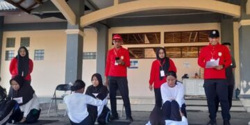 Para peserta seleksi pasukan pengibar bendera pusaka (Paskibraka) mengikuti tes kesemaptaan dan peraturan baris-berbaris di Stadion Utama Kendal, Selasa, 14 April 2026. (Anik Kustiani/Lingkarjateng.id)