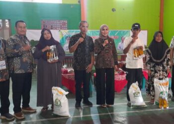 Bupati Kendal, Dyah Kartika Permanasari (ketiga kanan), menyerahkan bantuan pangan secara simbolis di Desa Krajankulon, Kecamatan Kaliwungu, Kabupaten Kendal pada Selasa, 14 April 2026. (Anik Kustiani/Lingkarjateng.id)