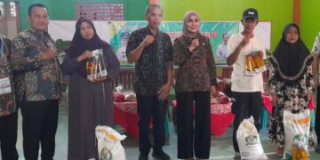 Bupati Kendal, Dyah Kartika Permanasari (ketiga kanan), menyerahkan bantuan pangan secara simbolis di Desa Krajankulon, Kecamatan Kaliwungu, Kabupaten Kendal pada Selasa, 14 April 2026. (Anik Kustiani/Lingkarjateng.id)