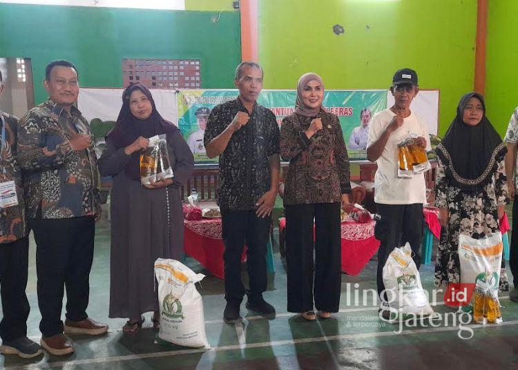 Pemkab Kendal Salurkan Bantuan Beras dan Minyak Goreng di 4 Desa 25 Bupati Kendal, Dyah Kartika Permanasari (ketiga kanan), menyerahkan bantuan pangan secara simbolis di Desa Krajankulon, Kecamatan Kaliwungu, Kabupaten Kendal pada Selasa, 14 April 2026. (Anik Kustiani/Lingkarjateng.id)