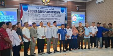 Anggota FSP RTMM-SPSI bersama PPRK Kudus, dan Pimpinan Daerah FSP RTMM-SPSI Jawa Tengah, serta Komunitas Kretek saat berfoto bersama di kegiatan Focus Group Discusion (FGD) IHT Tahun 2026 dan Konsolidasi Internal Organisasi di Grand Panorama Bandungan, Kabupaten Semarang, Minggu, 26 April 2026. (Hesty Imaniar/Lingkarjateng.id)