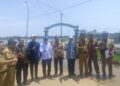 Sekertaris Daerah (Sekda) Kabupaten Pekalongan bersama BOPJ dan BBWS Pemali Juana meninjau kondisi tanggul dan aliran Sungai Bremi–Meduri guna memetakan penanganan banjir dan rob di wilayah Pekalongan pada Senin, 6 April 2026. (Fahri Akbar/Lingkarjateng.id)