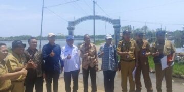 Sekertaris Daerah (Sekda) Kabupaten Pekalongan bersama BOPJ dan BBWS Pemali Juana meninjau kondisi tanggul dan aliran Sungai Bremi–Meduri guna memetakan penanganan banjir dan rob di wilayah Pekalongan pada Senin, 6 April 2026. (Fahri Akbar/Lingkarjateng.id)