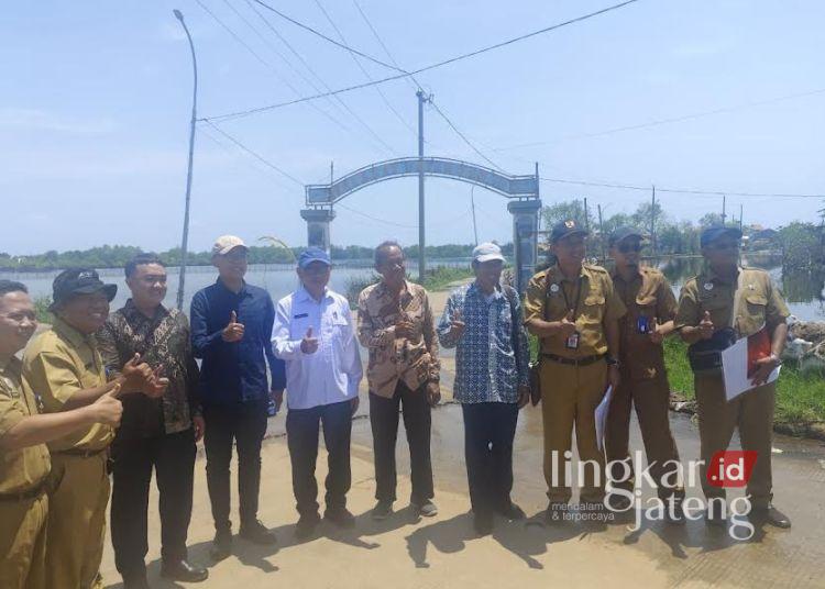 Sering Banjir, Sungai Bremi-Meduri Pekalongan Bakal Dibangun Tanggul Pengaman 25 Sekertaris Daerah (Sekda) Kabupaten Pekalongan bersama BOPJ dan BBWS Pemali Juana meninjau kondisi tanggul dan aliran Sungai Bremi–Meduri guna memetakan penanganan banjir dan rob di wilayah Pekalongan pada Senin, 6 April 2026. (Fahri Akbar/Lingkarjateng.id)