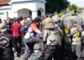 Simulasi pengamanan aksi dalam peringatan Hari Buruh Internasional di Alun-alun Kendal, Rabu, 29 April 2026. (Anik Kustiani/Lingkarjateng.id)