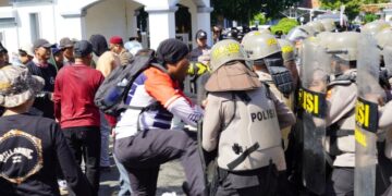 Simulasi pengamanan aksi dalam peringatan Hari Buruh Internasional di Alun-alun Kendal, Rabu, 29 April 2026. (Anik Kustiani/Lingkarjateng.id)