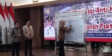 Di Hadapan KPK, Pemkab Kendal Teken Pakta Integritas Antikorupsi 11 Bupati Kendal Dyah Kartika Permanasari tandatangani pakta integritas dalam acara sosialisasi antikorupsi di Pendopo Tumenggung Bahurekso Kendal, Kamis, 9 April 2026. (Anik Kustiani/Lingkarjateng.id)