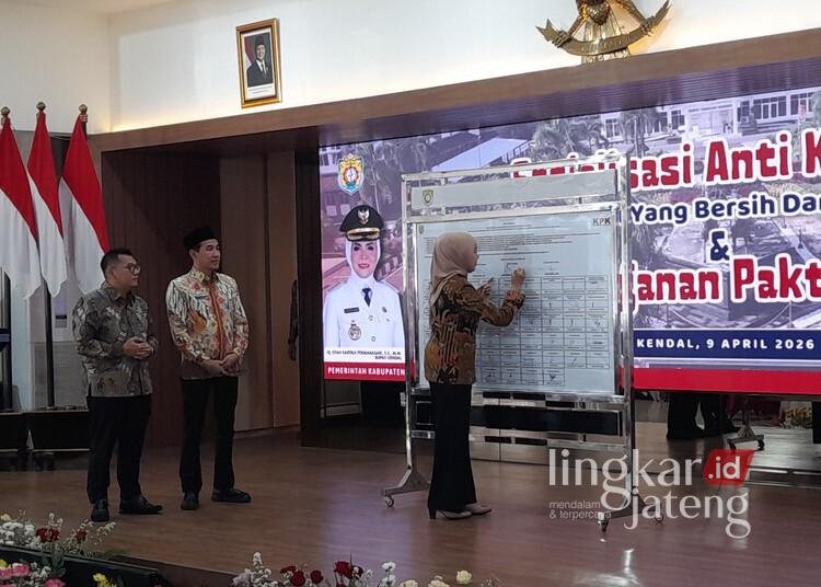 Di Hadapan KPK, Pemkab Kendal Teken Pakta Integritas Antikorupsi 25 Bupati Kendal Dyah Kartika Permanasari tandatangani pakta integritas dalam acara sosialisasi antikorupsi di Pendopo Tumenggung Bahurekso Kendal, Kamis, 9 April 2026. (Anik Kustiani/Lingkarjateng.id)