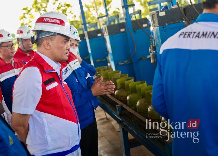 Stok LPG Cukup 6 Kali Lipat Kebutuhan, Gubernur Jateng: Tak Perlu Khawatir Langka 25 Gubernur Jawa Tengah Ahmad Luthfi saat meninjau Stasiun Pengisian dan Pengangkutan Bulk Elpiji (SPPBE) Wijaya Sarana Grasindo di Kabupaten Karanganyar, Rabu, 8 April 2026. (Humas Pemprov Jateng)