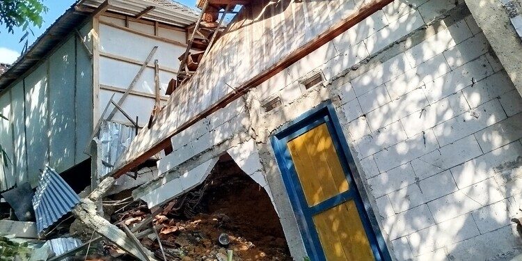 Rumah warga rusak akibat terdampak tanah ambles di Desa Kemiri, Kecamatan Jepon, Kabupaten Blora, Selasa, 14 April 2026. (Eko Wicaksono/Lingkarjateng.id)