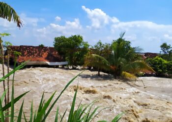 Kondisi rumah warga terendam banjir akibat tanggul Sungai Tuntang di Desa Trimulyo, Kecamatan Guntur, Kabupaten Demak, jebol pada Jumat, 3 April 2026. (M. Burhanuddin Aslam/Lingkarjateng.id)