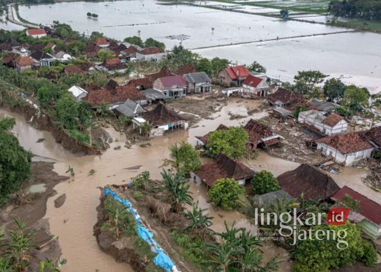 Perbaikan Tanggul Sungai Tuntang Jebol di Demak Ditarget Rampung Sepekan 25 Kondisi jebolnya tanggul Sungai Tuntang yang menyebabkan banjir bandang di Dukuh Solondoko, Desa Trimulyo, Kecamatan Guntur, Kabupaten Demak, Sabtu, 4 April 2026. (Antara/Lingkarjateng.id)