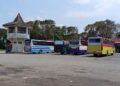 Bus menunggu penumpang di Terminal Purwodadi, Kabupaten Grobogan. (Ahmad Abaro/Lingkarjateng.id)