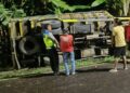 TERGULING: Truk Mitsubishi nopol N 8871 NJ mengalami kecelakaan di jalan lingkar selatan (JLS) Salatiga setelah gagal menyalip, Sabtu, 4 April 2026. (Humas Polres Salatiga/Lingkarjateng.id)