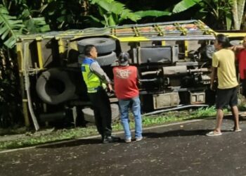 TERGULING: Truk Mitsubishi nopol N 8871 NJ mengalami kecelakaan di jalan lingkar selatan (JLS) Salatiga setelah gagal menyalip, Sabtu, 4 April 2026. (Humas Polres Salatiga/Lingkarjateng.id)