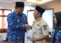 Wakil Bupati Jepara M. Ibnu Hajar saat menyerahkan bingkisan secara simbolis kepada calon jemaah haji ASN di Aula Sultan Hadirin Pendopo Kartini Jepara, Jumat, 17 April 2026. (Tomi Budianto/Lingkarjateng.id)