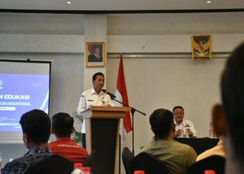 Wakil Bupati Batang, Suyono, saat kegiatan Dialog dan Edukasi Penerapan Kesetaraan Syarat Kerja di Hotel Kiyana Batang, Rabu, 15 April 2026. (Humas Pemkab Batang/Lingkarjateng.id)