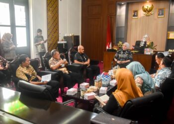 Wakil Wali Kota Salatiga, Nina Agustina, saat memimpin rapat koordinasi kewilayahan bersama jajaran kepala dinas dan camat se-Kota Salatiga di ruang kerjanya, Kamis, 2 April 2026. (Prokompim Setda Salatiga/Lingkarjateng.id)