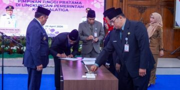 Wali Kota Salatiga, Robby Hernawan, saat melantik tiga pejabat Pimpinan Tinggi Pratama di Ruang Kaloka, Kantor Setda Salatiga, Senin, 20 April 2026. (Dok. Prokompim Setda Salatiga/Lingkarjateng.id)