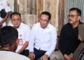 Wakil Menteri Kesehatan, Benjamin Paulus Octavianus, bersama Anggota Komisi IX DPR RI, Edy Wuryanto, saat menyalurkan bantuan perbaikan RTLH ke pasien TBC di Desa Godong, Kecamatan Godong, Kabupaten Grobogan, Rabu, 22 April 2026. (Ahmad Abror/Lingkarjateng.id)