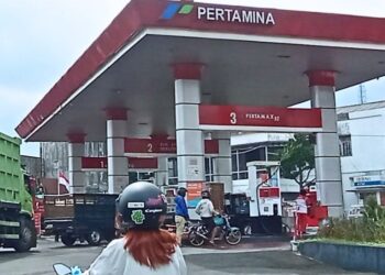 ANTRE: Sejumlah pengendara kendaraan bermotor membeli BBM di salah satu SPBU di Salatiga, Senin, 20 April 2026. (Angga Rosa/Lingkarjateng.id)