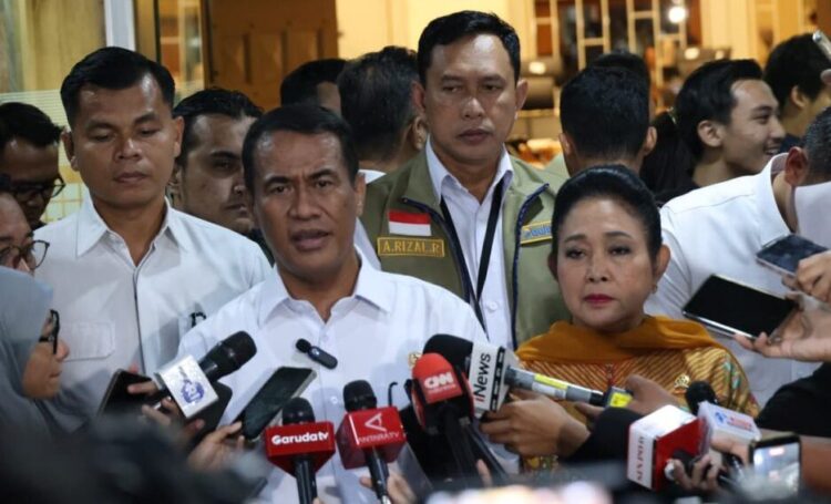 Tertinggi Sepanjang Sejarah, Cadangan Beras Pemerintah Capai 4,6 Juta Ton 25 Menteri Pertanian (Mentan), Andi Amran Sulaiman bersama Ketua Komisi IV, Siti Hediati Hariyadi memberikan keterangan pers usai rapat kerja bersama Komisi IV DPR RI di Senayan, Selasa (07/04/2026).