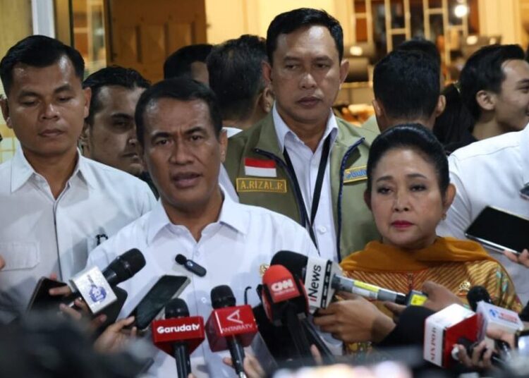 Menteri Pertanian (Mentan), Andi Amran Sulaiman bersama Ketua Komisi IV, Siti Hediati Hariyadi memberikan keterangan pers usai rapat kerja bersama Komisi IV DPR RI di Senayan, Selasa (07/04/2026).