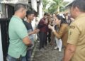 Wakil Bupati Kudus, Bellinda Birton, mendatangi langsung rumah korban dugaan pemerasan terhadap PKL pada Senin (20/4). Foto : Fahtur Rohman/Lingkar