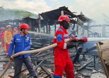Petugas Pemadam Kebakaran Kabupaten Semarang melakukan proses pendinginan kebakaran yang menghanguskan lima kios di Kelurahan Wujil, Kecamatan Bergas, Kabupaten Semarang, Selasa, 14 April 2026. (Hesty Imaniar/Lingkarjateng.id)