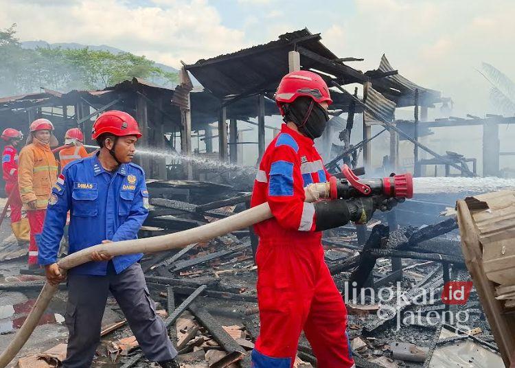 5 Kios di Bergas Semarang Terbakar, Kerugian Capai Rp50 Juta Lebih 25 Petugas Pemadam Kebakaran Kabupaten Semarang melakukan proses pendinginan kebakaran yang menghanguskan lima kios di Kelurahan Wujil, Kecamatan Bergas, Kabupaten Semarang, Selasa, 14 April 2026. (Hesty Imaniar/Lingkarjateng.id)