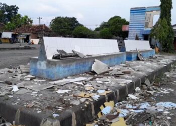 Pos penjagaan di Terminal Bintoro Demak dibongkar. (Lingkarjateng.id)