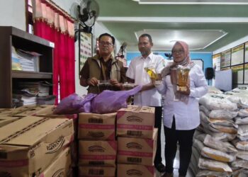 Perum Bulog Blora mengecek kondisi bantuan beras dan minyak goreng, Rabu, 1 April 2026. (Eko Wicaksono/Lingkarjateng.id)