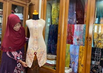 Pemilik Bordir Kudus Dahlia, Saadah menunjukkan kebaya dengan motif bordir icik khas Kudus. Foto : Nisa Hafizhotus Syarifa/Lingkar