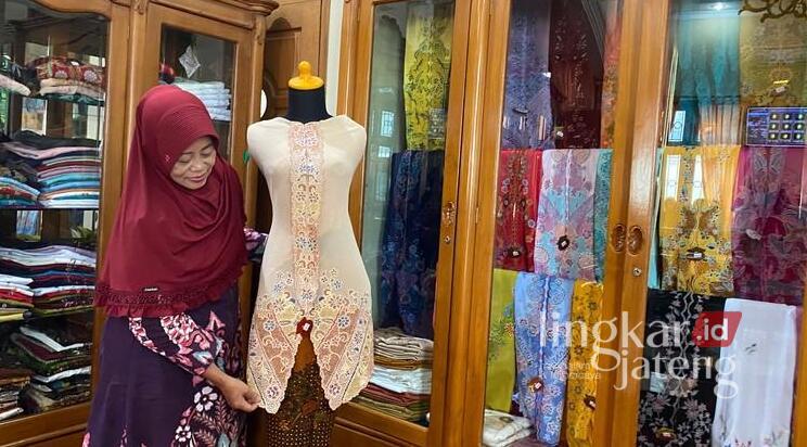 Pengrajin Bordir Icik Menurun, Produk Unggulan Khas Kudus Ini Hadapi Tantangan Regenerasi 25 Pemilik Bordir Kudus Dahlia, Saadah menunjukkan kebaya dengan motif bordir icik khas Kudus. Foto : Nisa Hafizhotus Syarifa/Lingkar