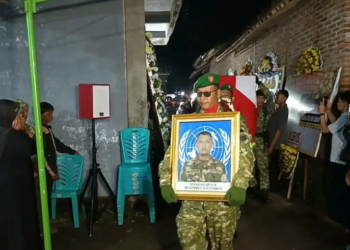 Jenazah almarhum Sersan Kepala (Serka) Anumerta Muhammad Nur Ichwan di rumah duka di Desa Deyangan, Kecamatan Mertoyudan, Sabtu malam.