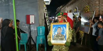 Kedatangan Jenasah Serka Anumerta Nur Ichwan di Rumah Duka Mertoyudan Magelang Disambut Isak Tangis 16 Jenazah almarhum Sersan Kepala (Serka) Anumerta Muhammad Nur Ichwan di rumah duka di Desa Deyangan, Kecamatan Mertoyudan, Sabtu malam.