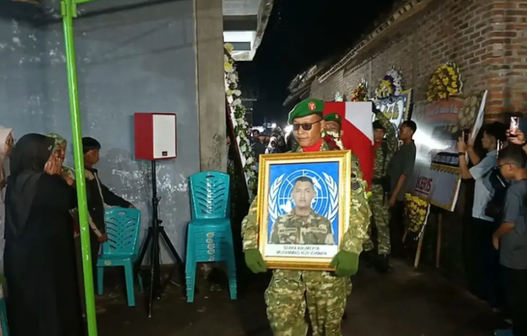 Kedatangan Jenasah Serka Anumerta Nur Ichwan di Rumah Duka Mertoyudan Magelang Disambut Isak Tangis 25 Jenazah almarhum Sersan Kepala (Serka) Anumerta Muhammad Nur Ichwan di rumah duka di Desa Deyangan, Kecamatan Mertoyudan, Sabtu malam.
