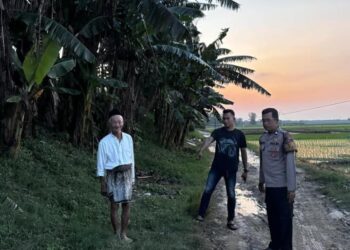 Petugas saat melakukan olah TKP kasus pencurian motor yang menimpa Mahmudi (78), petani asal Desa Curug, Kecamatan Tegowanu, Kabupaten Grobogan. (Dok. Pribadi/Lingkarjateng.id)