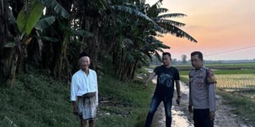 Petugas saat melakukan olah TKP kasus pencurian motor yang menimpa Mahmudi (78), petani asal Desa Curug, Kecamatan Tegowanu, Kabupaten Grobogan. (Dok. Pribadi/Lingkarjateng.id)